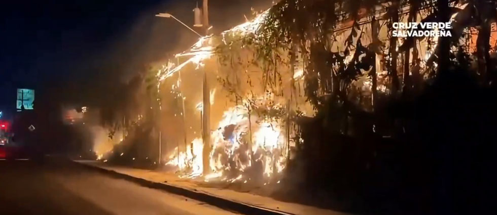 Voraz incendio sobre el bulevar del Ejército deja unas 15 familias evacuadas y 20 viviendas con diferentes afectaciones