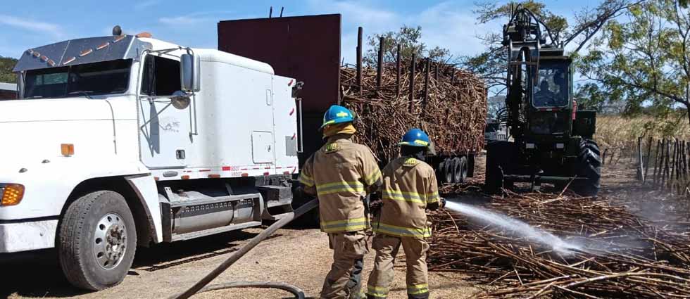 Bomberos intervienen a tiempo y evitan que rastra cañera acabe en cenizas
