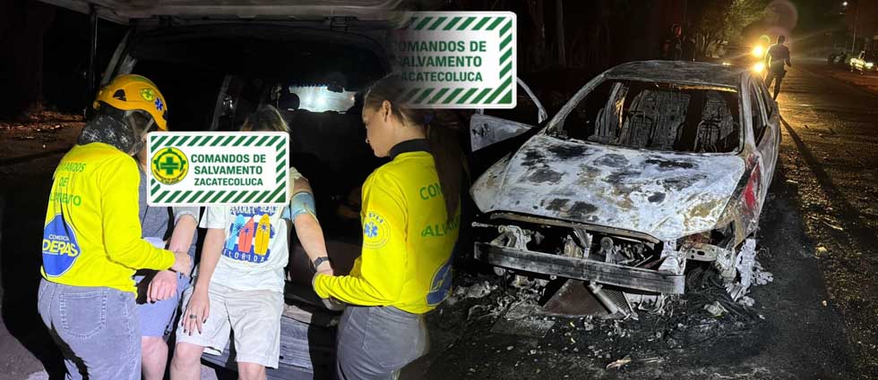 Auto acaba en cenizas tras incendiarse en La Paz: dos personas presentaron crisis nerviosa e inhalación de humo