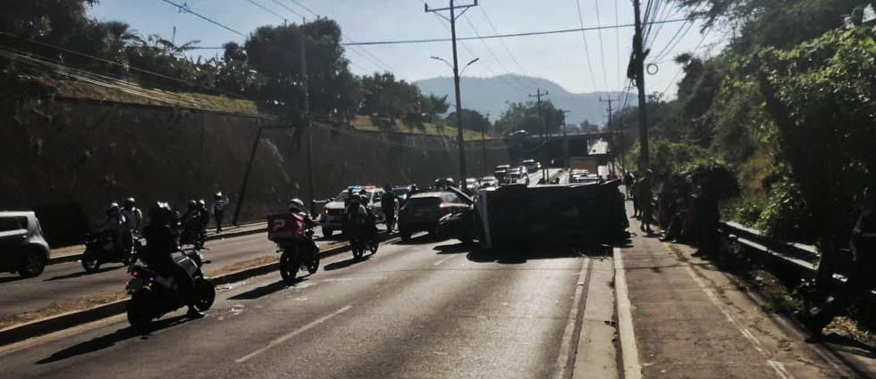 ¡Ilesos de milagro! Triple choque solo deja daños materiales en Ilopango