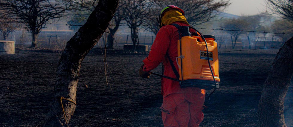 CBES logra sofocar extenso incendio en terreno con vegetación seca en Chalatenango