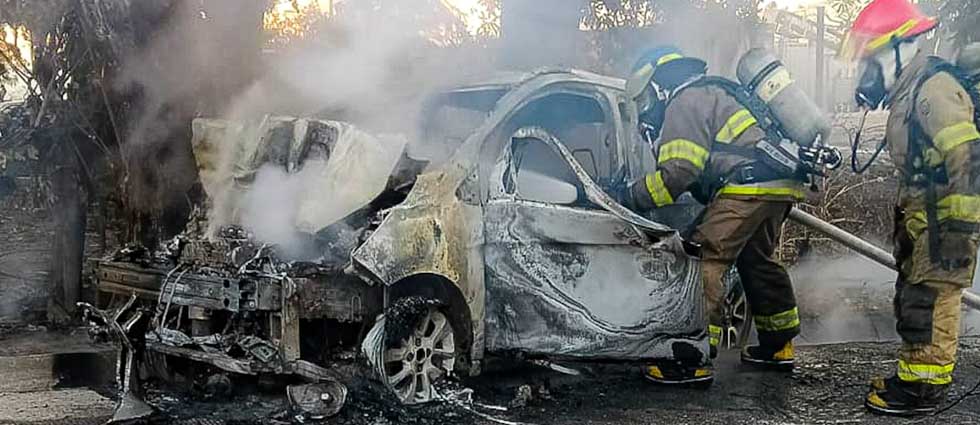 Auto acaba en cenizas tras incendiarse carretera al puerto de La Libertad