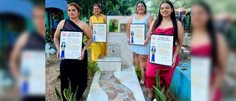 Hermanas honran el sacrifico de su madre y llevan sus títulos universitarios hasta su tumba