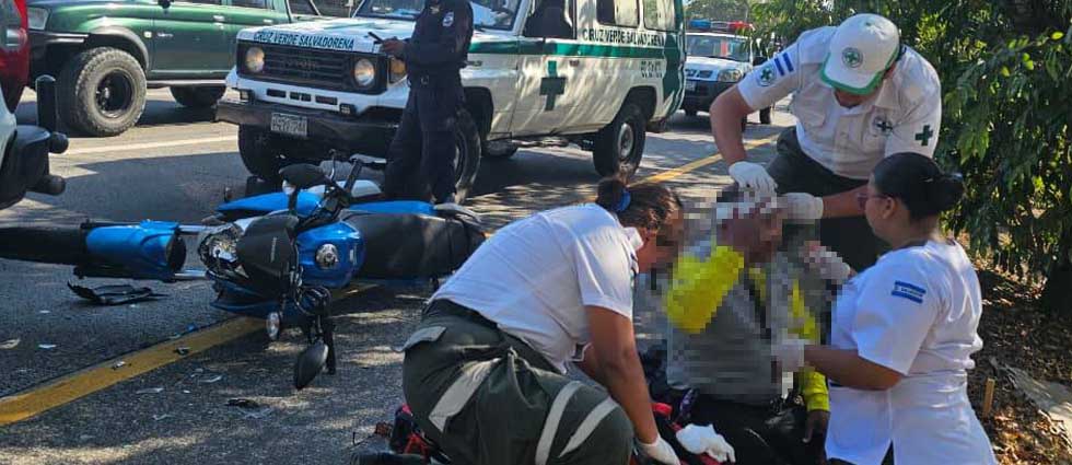 Conductor acaba en el hospital tras chocar contra un auto en la carretera de Oro