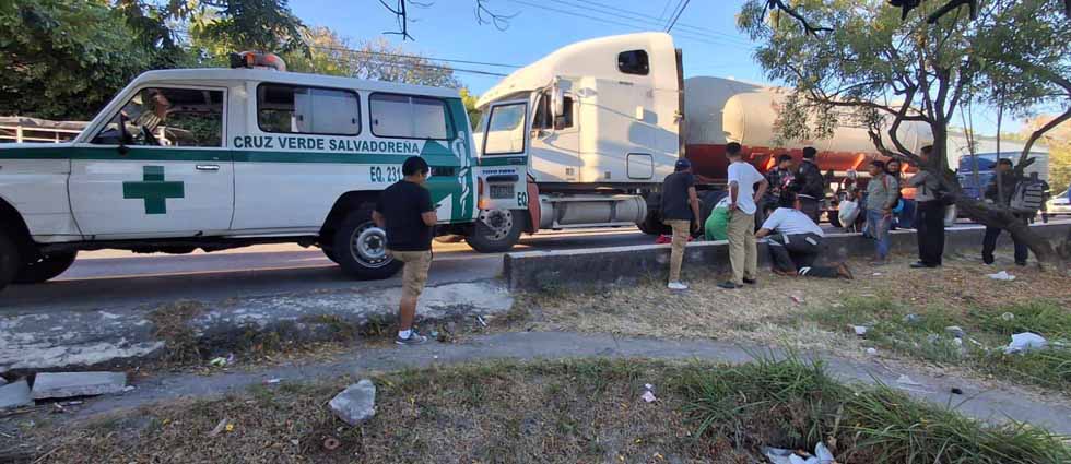 Peatón pierde la vida tras ser arrollado por una cisterna en la carretera de Oro
