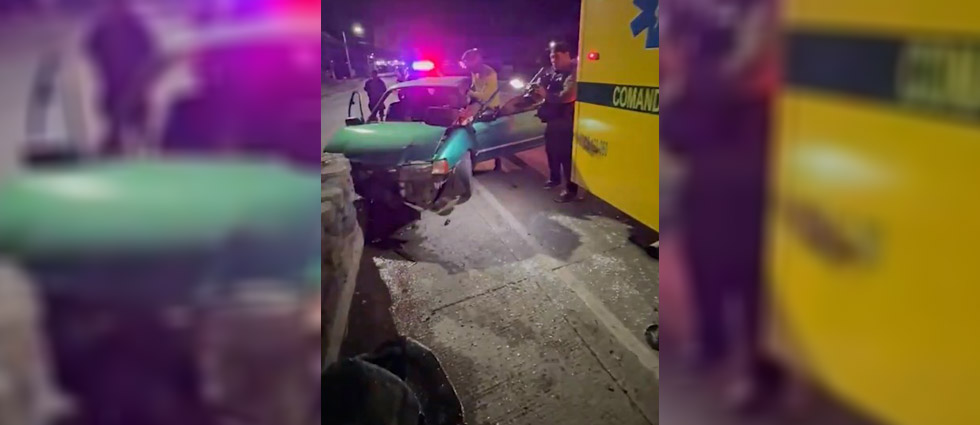 Dos lesionados deja choque de auto contra separadores de vía en la carretera Panamericana