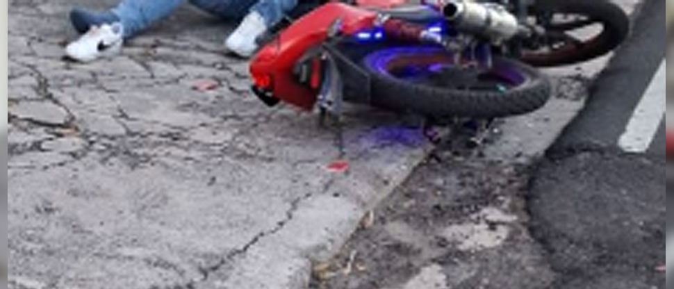 Motociclista en sentido contrario se accidenta en avenida Bernal, San Salvador