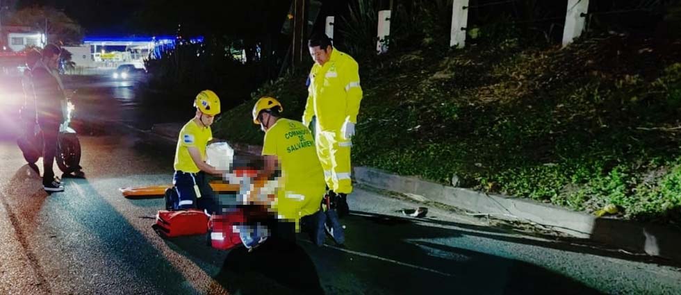 Motociclista choca contra separadores y huye dejando a mujer que lo acompañaba gravemente lesionada en el lugar