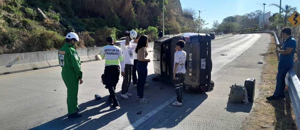 Conductora resulta lesionada tras volcar sobre la carretera al puerto de La Libertad