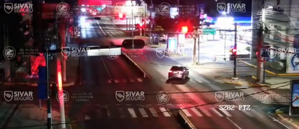 Captan momento en que camioneta choca contra separadores en la Escalón esta madrugada de sábado