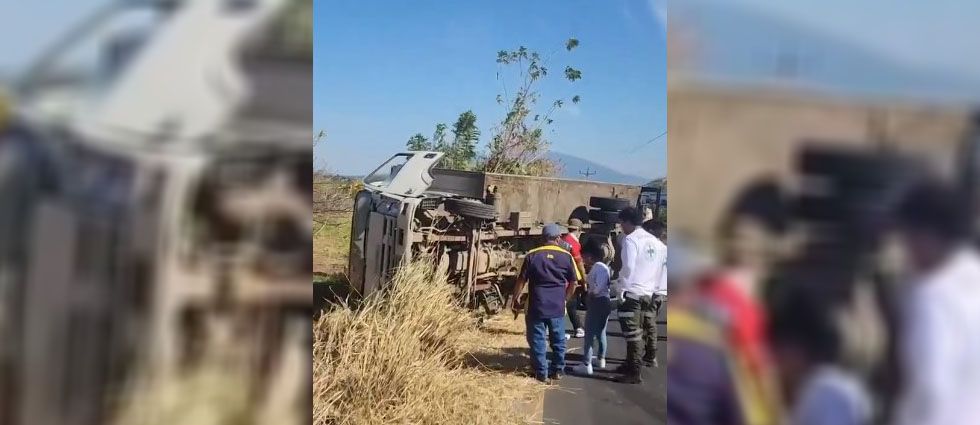 Reportan dos lesionados tras vuelco de camión sobre la carretera Panamericana
