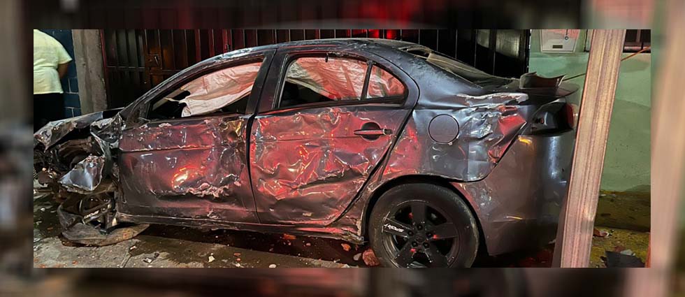 Publican video de auto que se estrelló contra viviendas: conductor asegura que fue por evitar a un motociclista