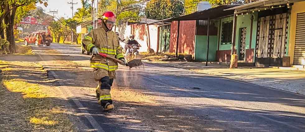 Bomberos atienden emergencia por derrame de aceite en las cercanías del balneario Amapulapa