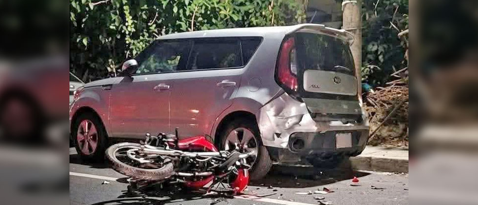 Auxilian a motociclista que chocó contra Kia Soul que se encontraba estacionado en Ilopango