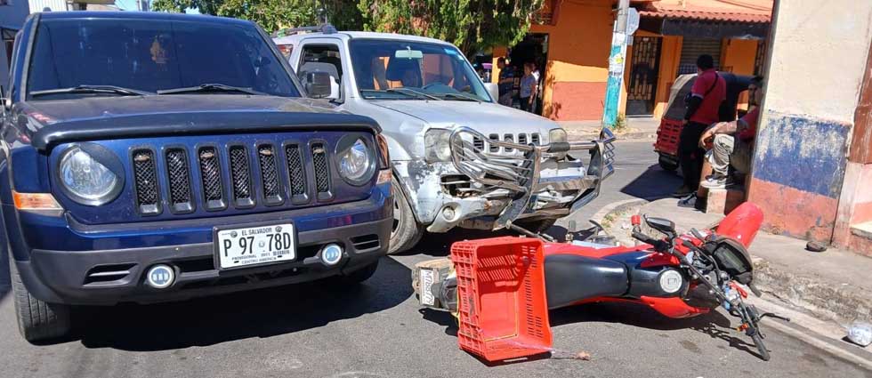Automovilista se salta señal de alto y provoca fuerte siniestro vial en Usulután