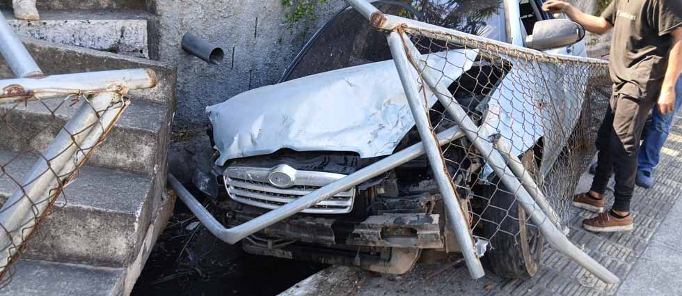 Conductor pierde el control del volante y se estrella carretera al puerto de La Libertad