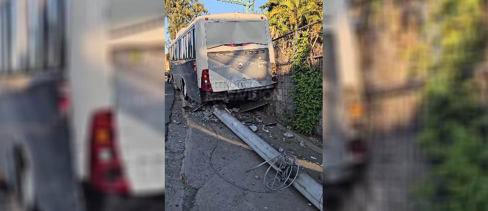 Autobús choca y derriba un poste tras falla en los frenos en la Juan Pablo II