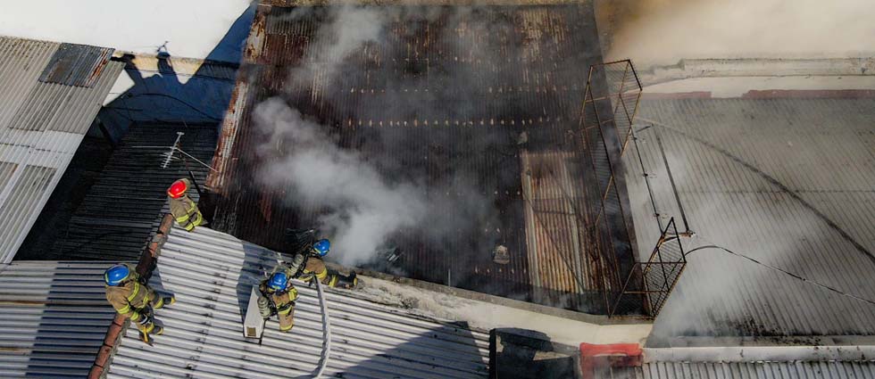 CBES confirma que voraz incendio en el centro de San Salvador no dejó lesionados