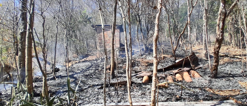 Mujer resulta con quemaduras al intentar sofocar incendio en el patio de su vivienda