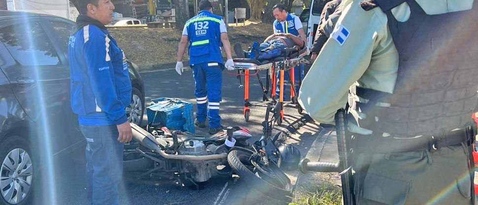 Auxilian a motociclista que se accidentó en bulevar Merliot