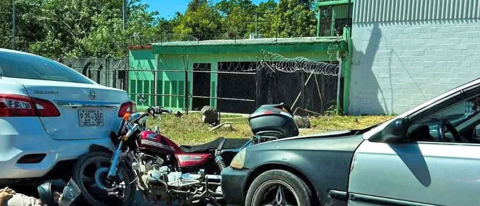 Motociclista se lleva la peor parte en triple accidente en carretera a Metapán