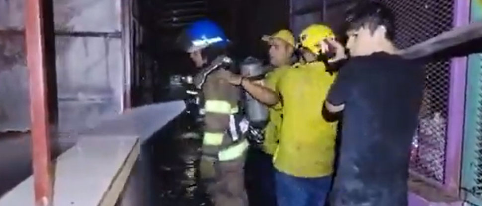 Sofocan fuerte incendio que afectó a varios locales en Mega plaza Sonsonate Centro