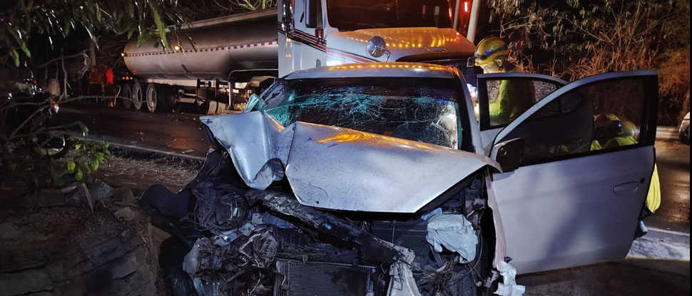 Vehículo choca contra pipa que transportaba combustible en carretera antigua a Nejapa