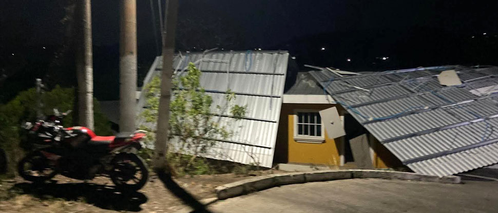 Niña resulta lesionada luego que fuertes vientos arrancaran techo de vivienda en Zaragoza