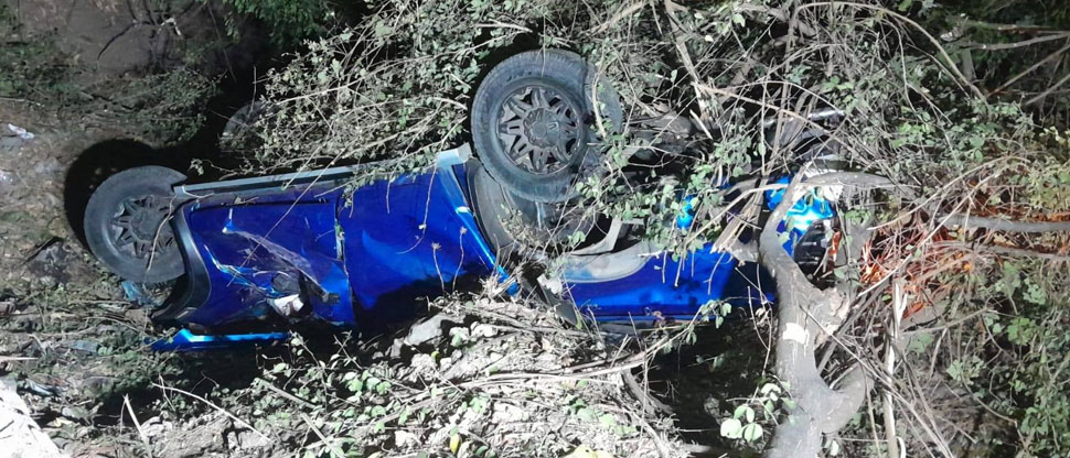 Un joven falleció y otro resultó lesionado tras caer vehículo a barranco en Usulután