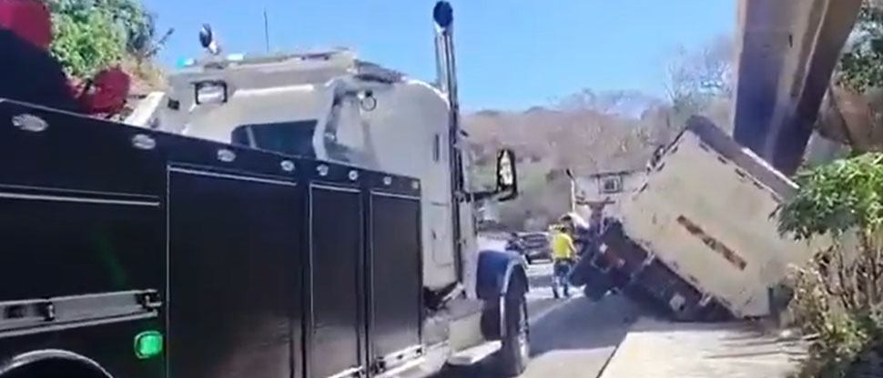 Grúa del VMT retira vehículo de carga pesada que volcó en carretera al Puerto de La Libertad