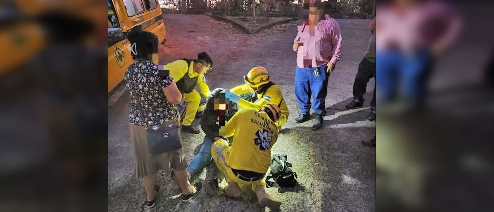 Auxilian a mujer que cayó de un vehículo en carretera a Sensuntepeque