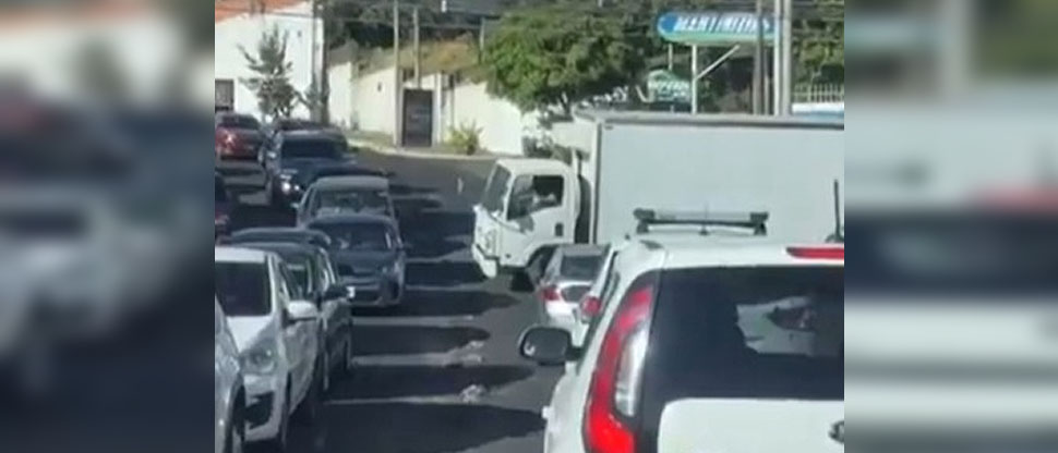 Denuncian a conductor temerario que realizó cruce indebido para evitar el tráfico