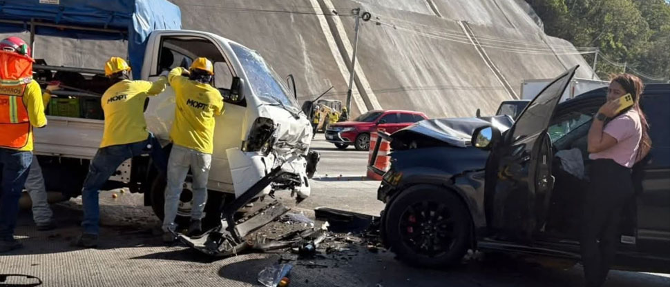 Auxilian a personas tras choque entre dos vehículos en carretera Los Chorros