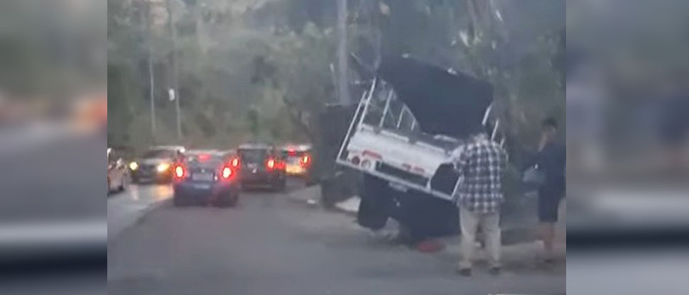Vehículo casi cae a un barranco tras accidente en Ciudad Delgado