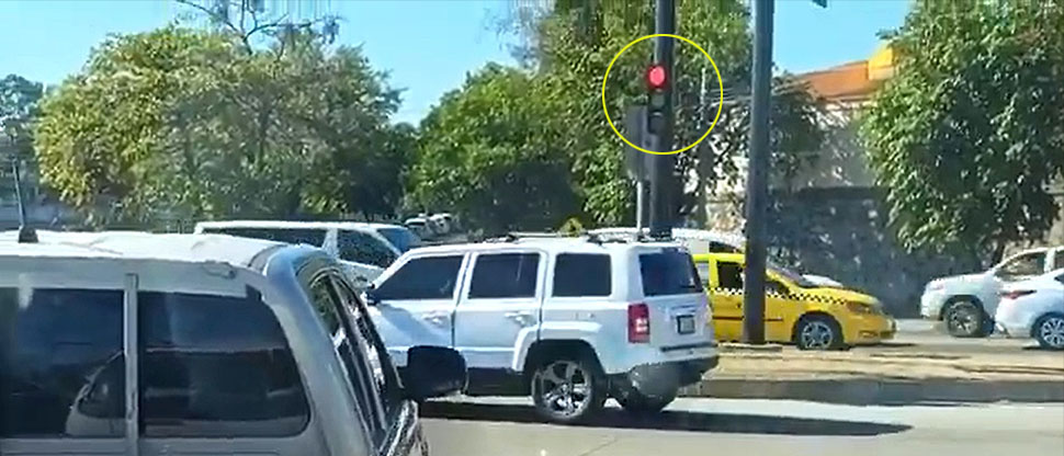 Conductor en sentido contrario realiza peligrosa maniobra en alameda Juan Pablo II