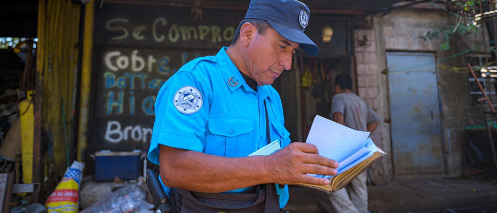 Supervisan legalidad para operar en negocios de reciclaje en San Salvador Centro