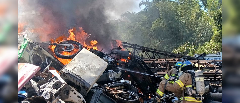 Bomberos sofocan incendio en chatarrera ubicada en carretera Panamericana