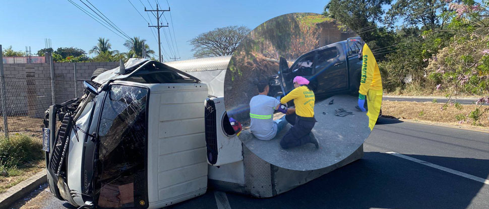 Aparatoso choque entre pick up y camión deja tres lesionados en carretera a Santa Ana