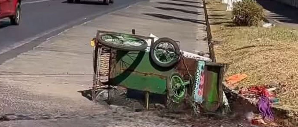 Conductor atropella a vendedor de gelatinas y destruye su humilde negocio en Ahuachapán