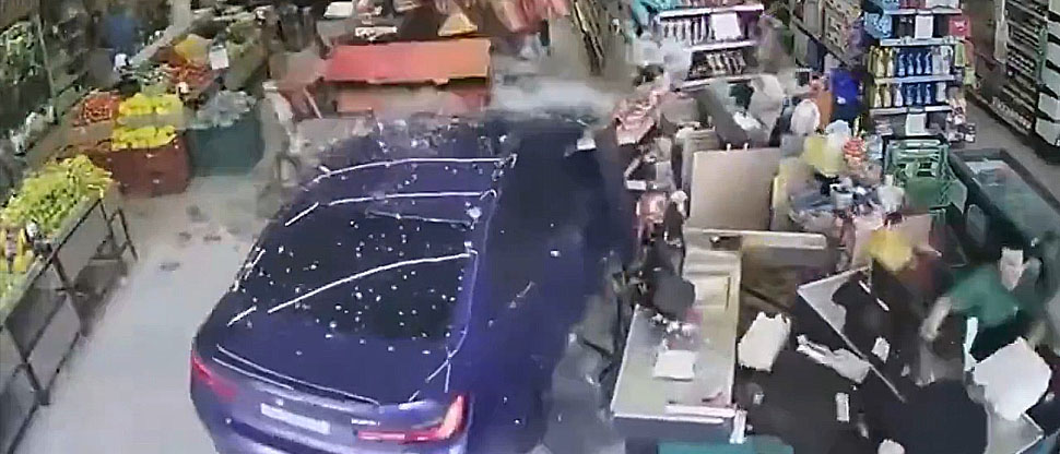 Mujer confunde los pedales del carro y se mete a toda velocidad en un supermercado