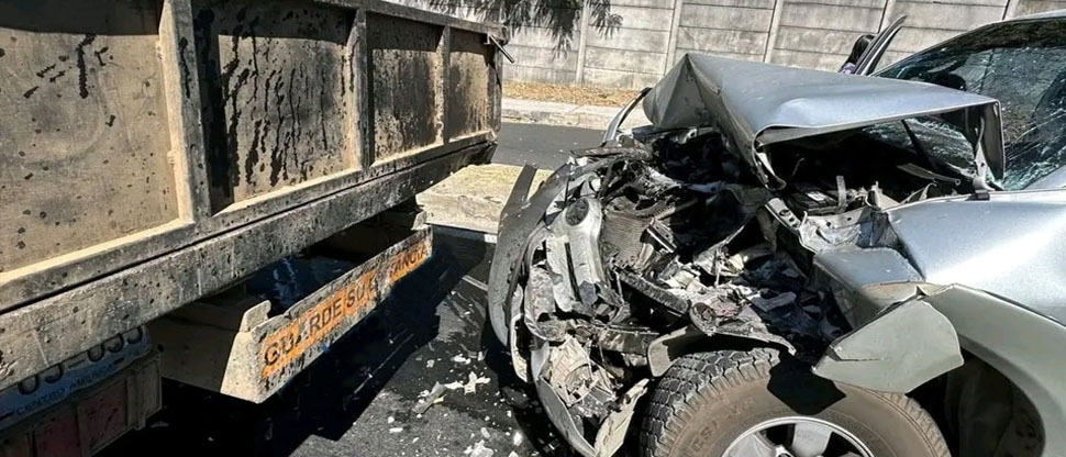 Auxilian a conductor que chocó su vehículo contra un camión en carretera de Oro