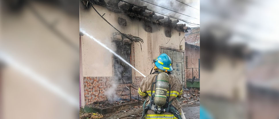 Bomberos sofocan incendio en una vivienda de Usulután