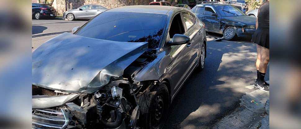 Conductor provoca fuerte choque tras no respetar señalización de alto en San Salvador