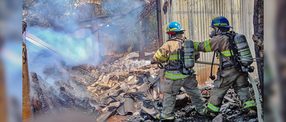 Bomberos sofocan voraz incendio en vivienda construida con lámina y madera en Usulután