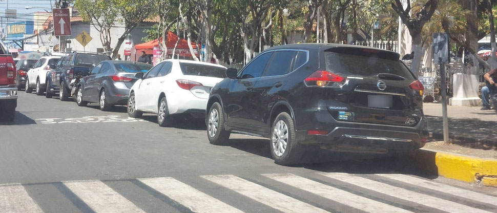 Denuncian a conductores que estacionan sus vehículos en zona prohibida en Usulután
