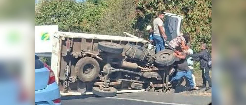 Varios lesionados deja vuelco de camión en carretera Litoral