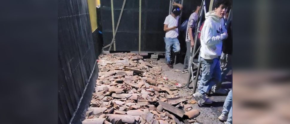 Potencia del sonido de discomóvil destroza entejado de viviendas en Chalatenango
