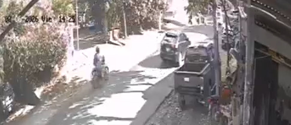 Captan momento cuando motociclista atropella a un perro por sobrepasar en sentido contrario