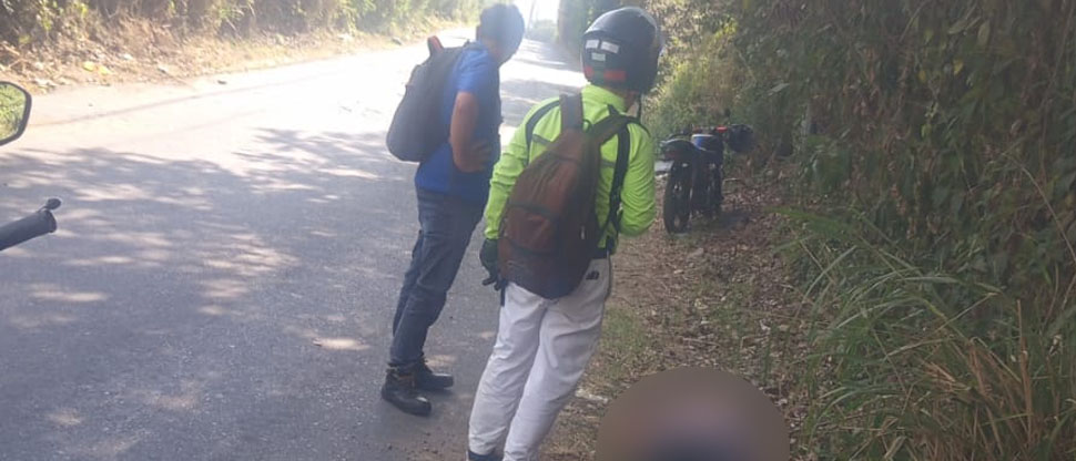 Señorita motociclista se descompensa y queda tendida a la orilla de la carretera en Lourdes