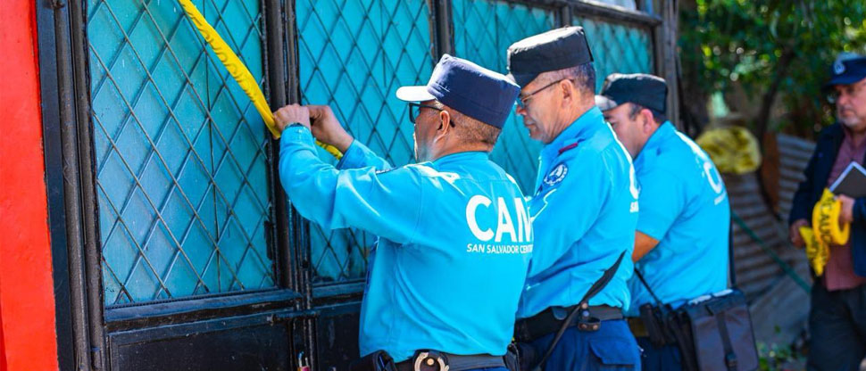 Retiran carros en abandono en la calle al Volcán y colonia Boquín, Mejicanos
